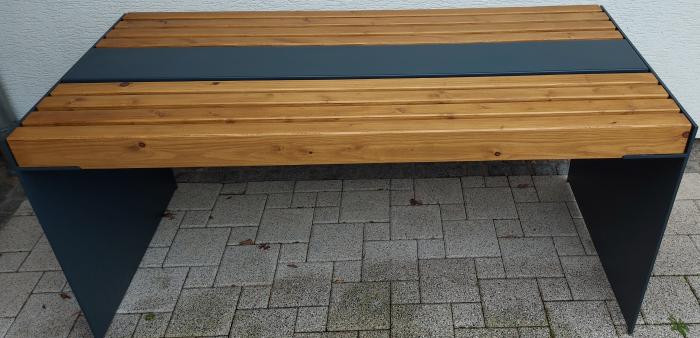 Gartentisch - aus 8 mm Stahl und Massivholz Tanne/Fichte in Eiche Farbe lasiert mit Stahleinlage